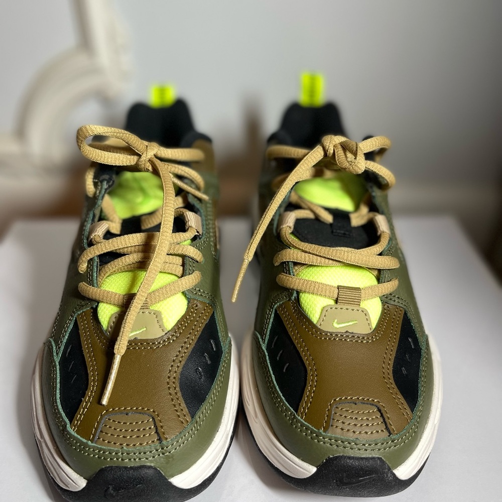 New Nike boys sneakers, size 6